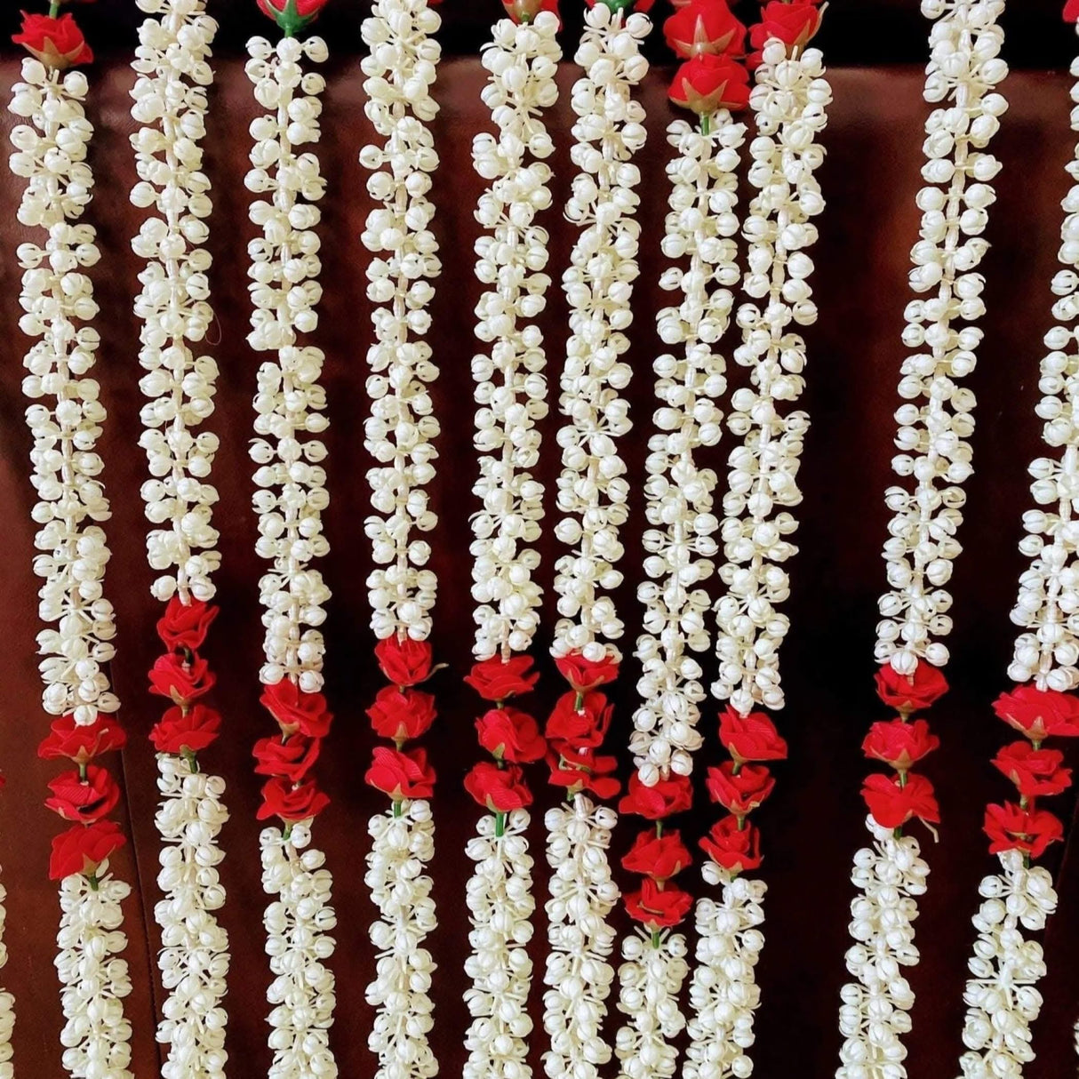 Elegant white and red artificial jasmine buds and rose garland with delicate blossoms for traditional Indian decor and ceremonies