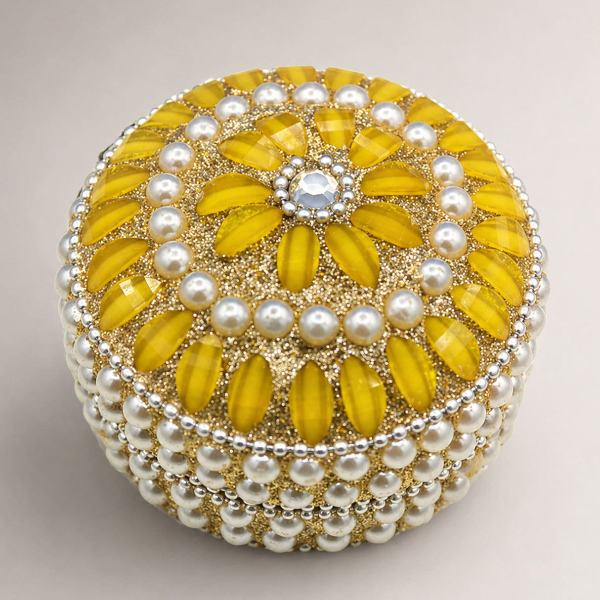 Pearl jewelry box for women with yellow faceted stones in sunflower pattern and white pearls for festive gifts and travel