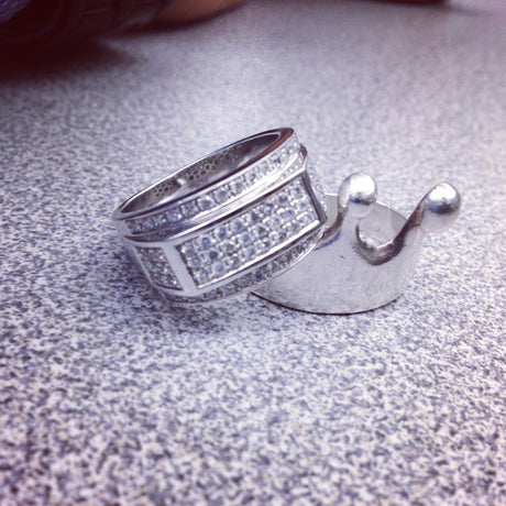 Undoubtedly, you can transform your tarnished silver jewelry from dull to dazzling in minutes with a quick, effective cleaning and polishing routine that must be adhered to regularly.