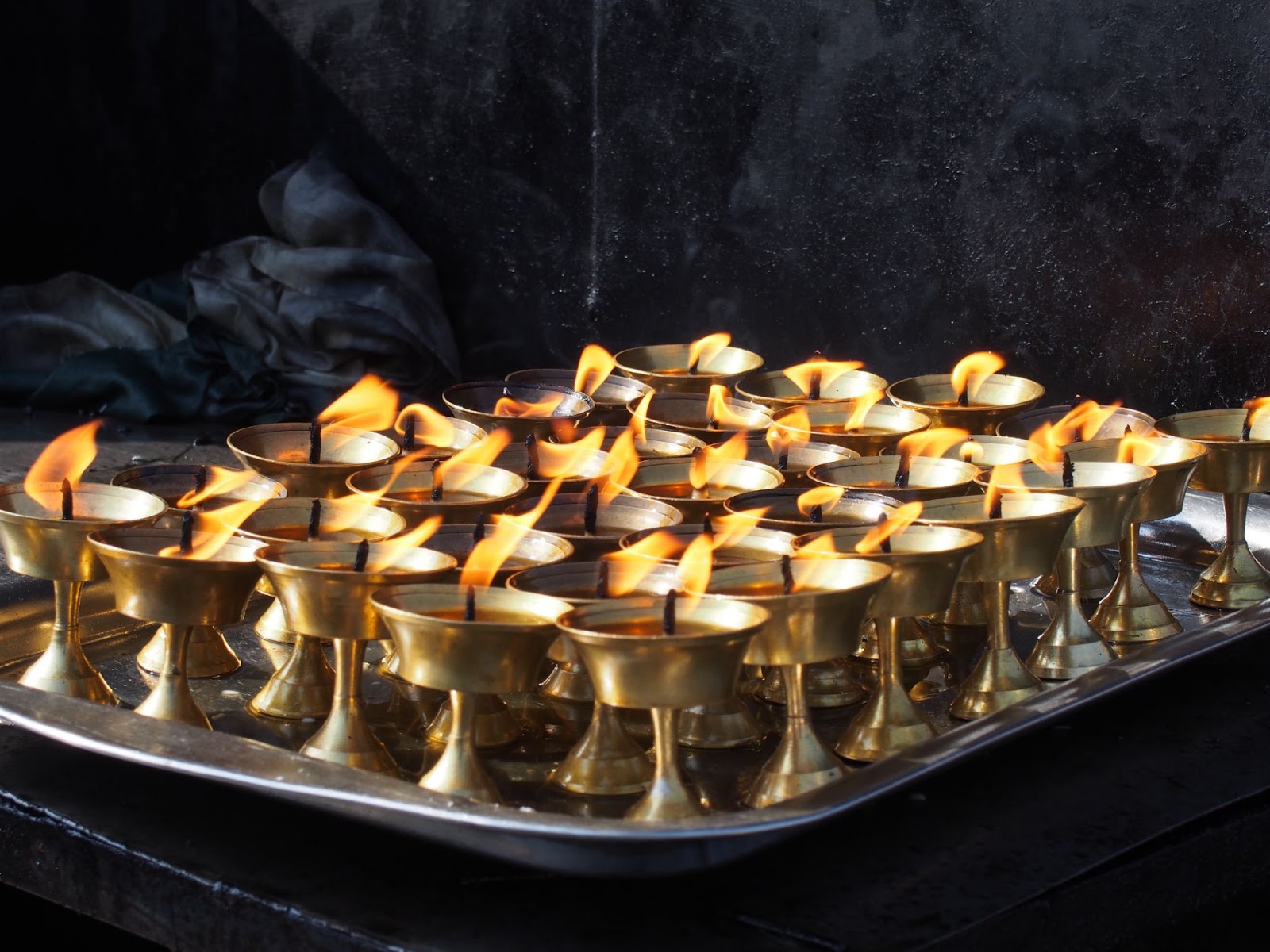 Decorate your homes with these Diyas on the Diwali Occassion.