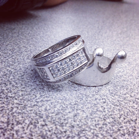 Undoubtedly, you can transform your tarnished silver jewelry from dull to dazzling in minutes with a quick, effective cleaning and polishing routine that must be adhered to regularly.