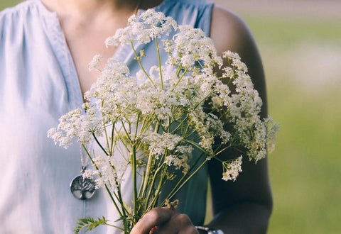 Baby's Breath (Nube) women holding